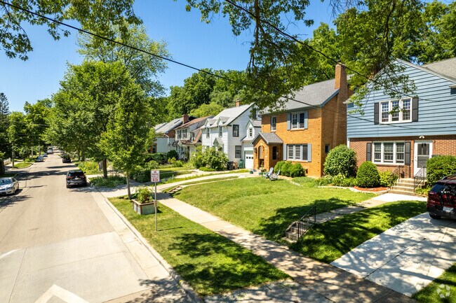 Many homes closer to the lake in Dudgeon-Monroe are in the 600 thousand plus range.