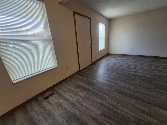 208 Heritage Cir, Bucyrus, OH 44820 - photo 3