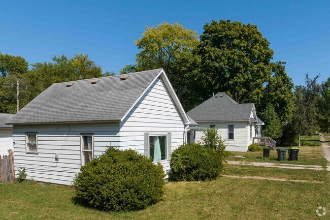 Crystal Lake is located in Urbana, IL and has wonderful houses in quiet neighborhoods.