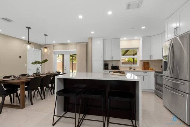 220 NE 10th Ave unit ID1227318P, Hallandale Beach, FL 33009 - photo 5