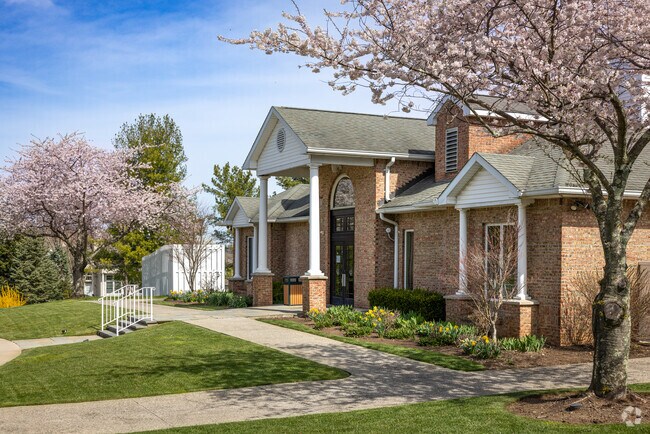 Red Oak Grille is a stylish New American eatery in The Hills with a terrace and course views.