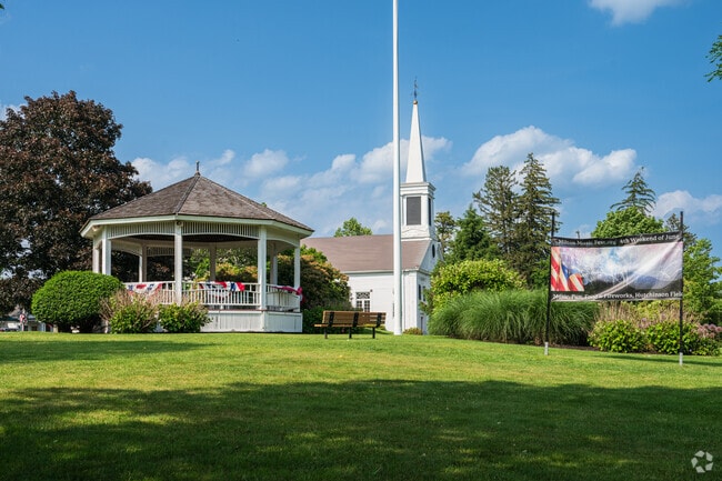 Largely residential, the area still puts boutique shops, leafy parks, and neighborhood schools within an easy one‑mile stroll.