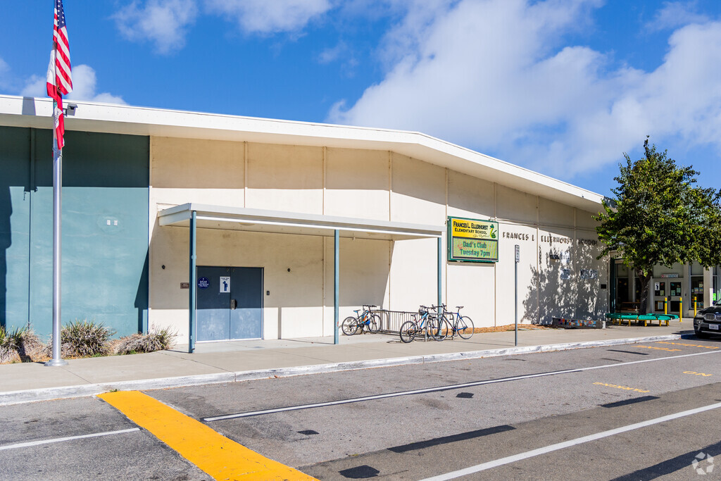 Ellehorst Elementary School has large grounds which offer a garden, basketball and playground.