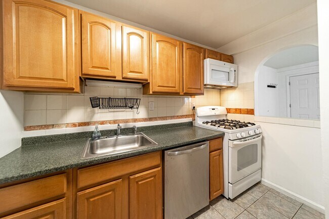 236 Christopher Columbus Dr, Jersey City, NJ 07302 - photo 6