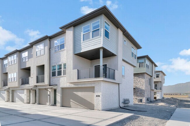 572 N Buffalo Grass Ln, Lindon, UT 84042 - photo 2