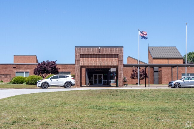 Front entrance of Duncan Elementary School