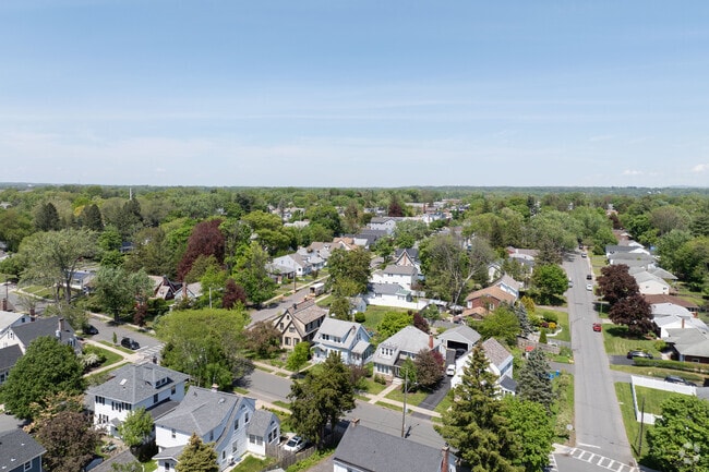 With lots of beautiful tree lined streets and neat homes Melrose is a great neighborhood.