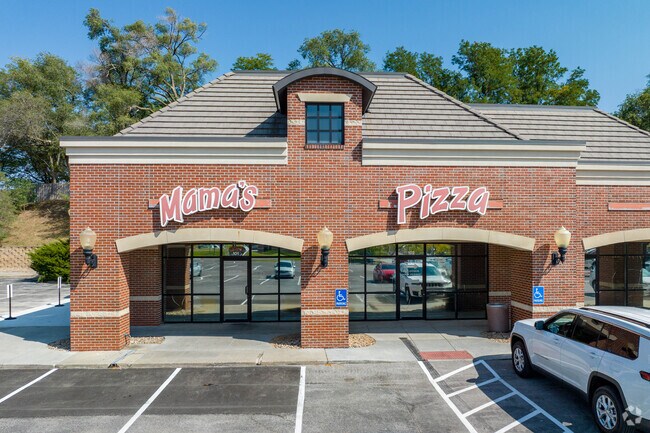 Mama’s Pizza near Piedmont Wycliffe serves up cheesy slices and family-style Italian comfort.