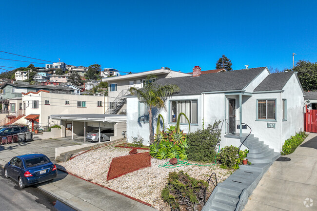 A row of variable home styles in Solano Hill offer a stylish & comfortable living environment.