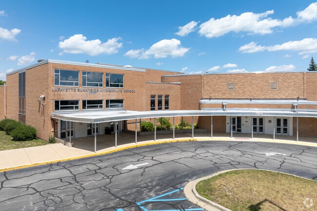 Sunnyside Intermediate School educates students in grades 1 through 6 near Valley Center.