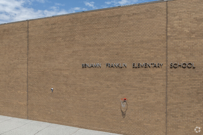 Benjamin Franklin Elementary School has 283 students.