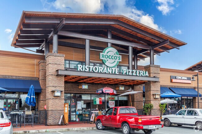 Diablo Shadows residents enjoy classic Italian flavors and fresh pizza at Rocco’s Ristorante Pizzeria.