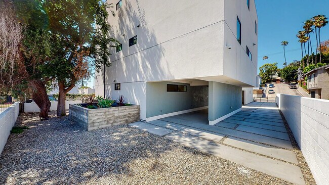 3820 1/2 Montclair St, Los Angeles, CA 90018 - photo 4