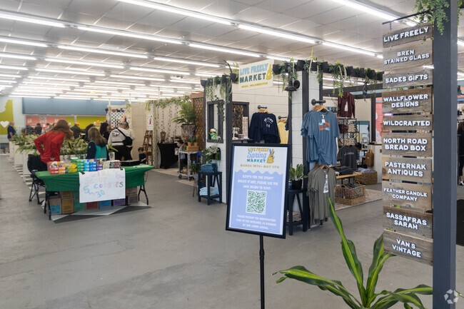 Discover local gems! LIVE FREELY: Spring Market, shop & sip, 35+ vendors.