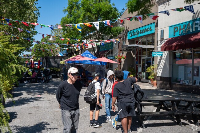 Strolling through Downtown Menlo Park is a favorite pastime for Lindenwood residents.