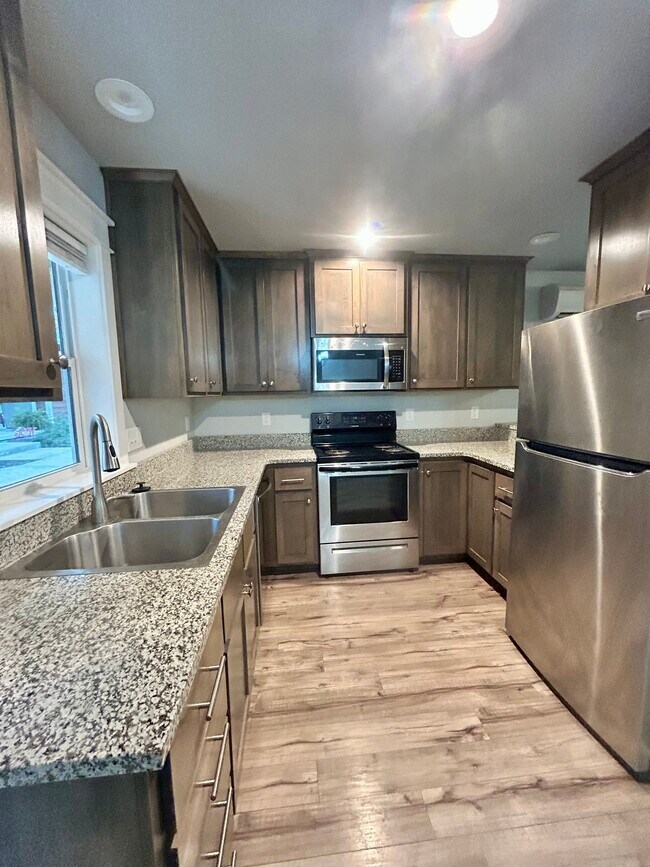 206 N Shasta Ave, Eagle Point, OR 97524 - photo 2