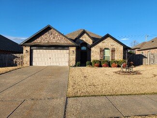 5703 W Murfield Dr, Rogers, AR 72758