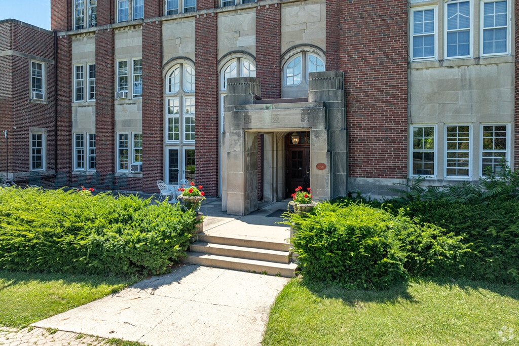 Prairie School of Dupage challenges and encourages children to learn.