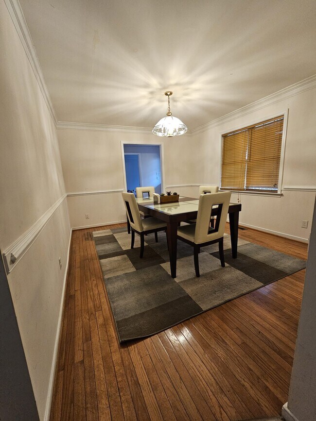 1300 Lomond Dr, Midlothian, VA 23114