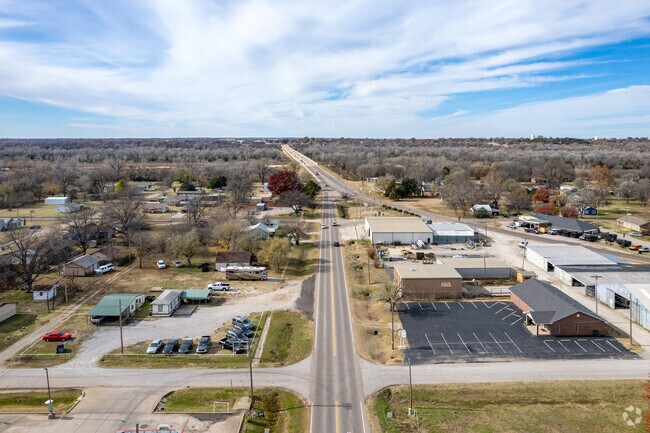 The fork in the road at the Eastern entrance of Lexington coming from Purcell.