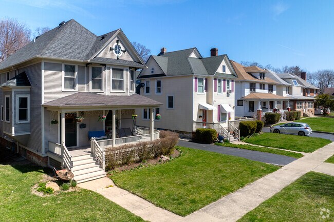 Lake Cogardens showcases early 20th-century home styles including Queen Anne.