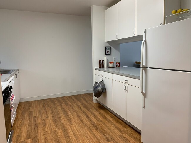 Kitchen Breakfast bar to dinning area.