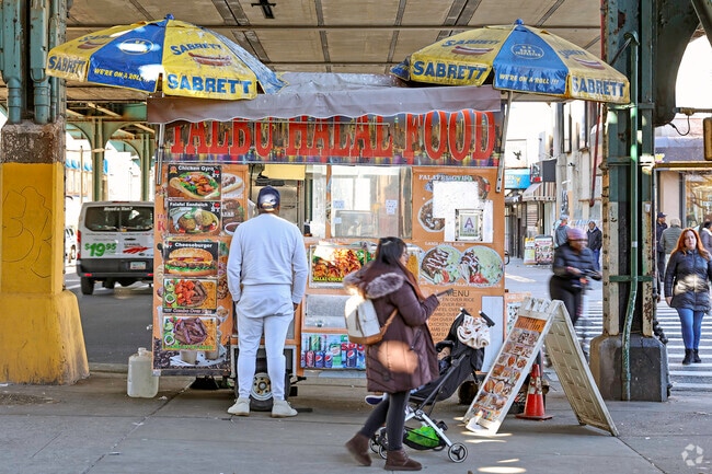 Residents of the Allerton community enjoy delicious options from the local food truck.