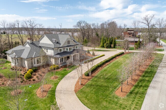 Large private driveways are common for the houses of Glenview.