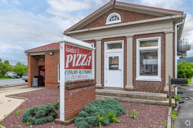 Toledo's Pizza is a relaxed Italian restaurant serving pizzas and more to diners of Fort Loudon.