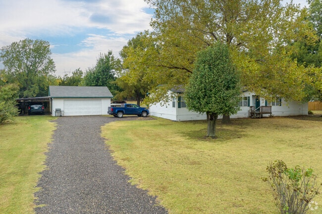 Detached garages and carports are common in Spring Meadows.