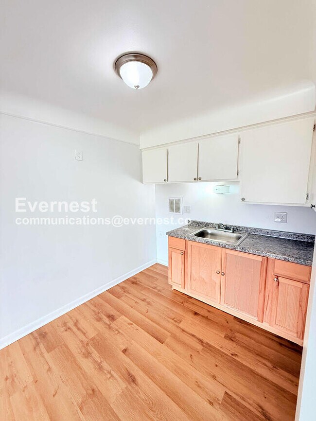 15601 Schoolcraft Rd unit 1, Detroit, MI 48227 - photo 3