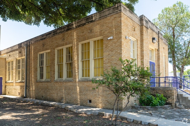 There are several buildings for education at Charles Graebner Elementary School.