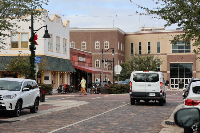 Downtown Kissimmee is close to Saint Cloud.