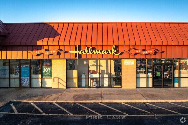 There are several shops near Cedar Ridge.