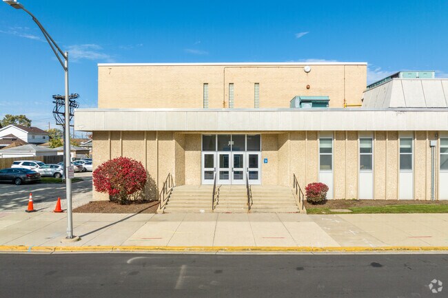 Thurgood Marshall Elementary School has a student-teacher ratio of 13 to 1.