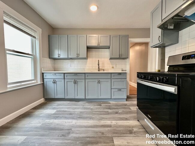 8 Mortimer Place unit 2, Somerville, MA 02145 - photo 3