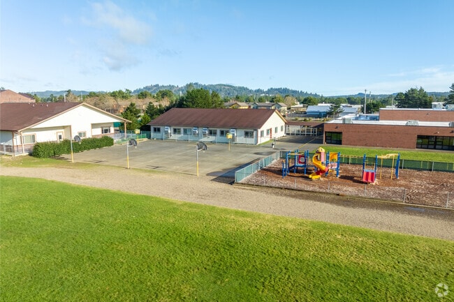 Siuslaw Elementary School has a playground and basketball courts for students in Florence, OR.