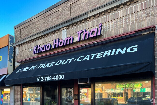 Khao Hom Thai restaurant offers the Windom Park neighborhood authentic cuisine.
