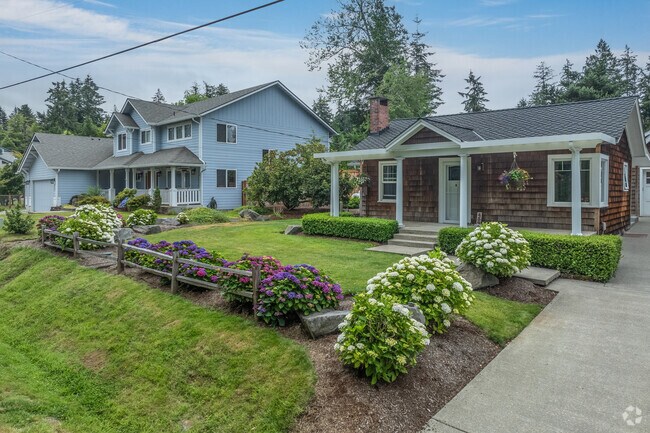 Most homes in Hanna Place have well-kept front lawns and beautiful landscaping.