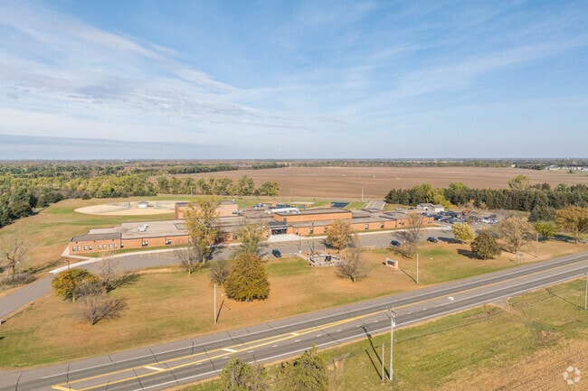 The Clearview Elementary School community emphasizes student success in Clear Lake through personalized attention, innovative teaching methods, and a nurturing atmosphere.