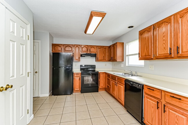 690 W Arielle Ct, Monroe, OH 45050 - photo 3