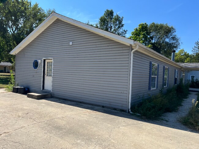 420 Decker St, Niles, MI 49120 - photo 2