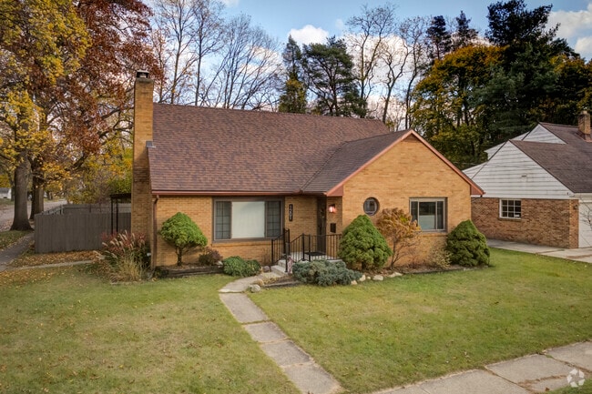 Traditional minimal homes in Jackson are very charming and well-kept.