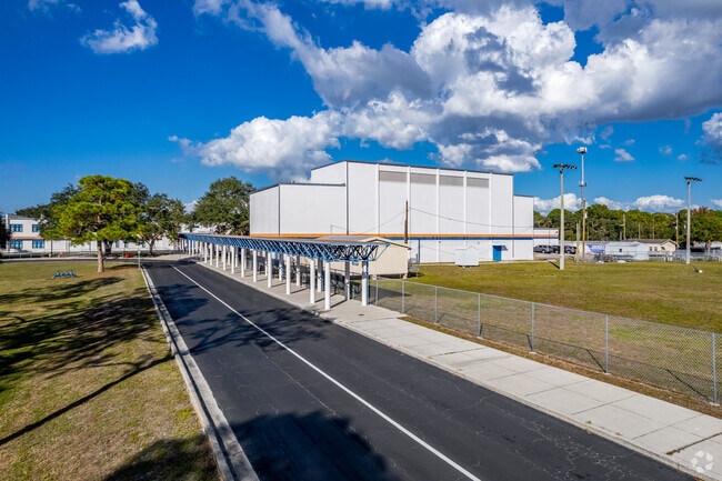 The student-teacher ratio at Osceola Fundamental high school is 23-1 so it's a larger school.