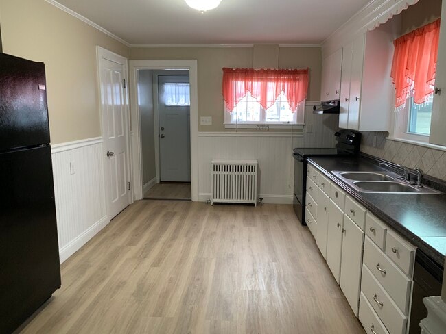 8 Walnut St unit First Floor, Rochester, NH 03867 - photo 4