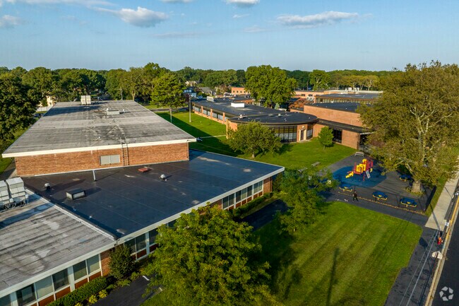 Lockhart Elementary School in Massapequa has 372 students with a student-teacher ratio of 11:1.