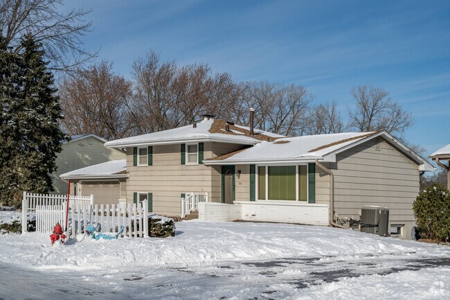 There are a variety of split levels throughout Lake Judy.