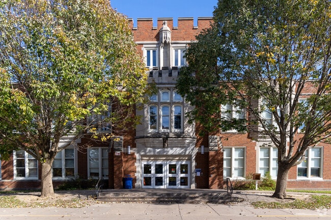 Beautiful Jefferson Elementary School boasts an excellent 13:1 Student-Teacher ratio.