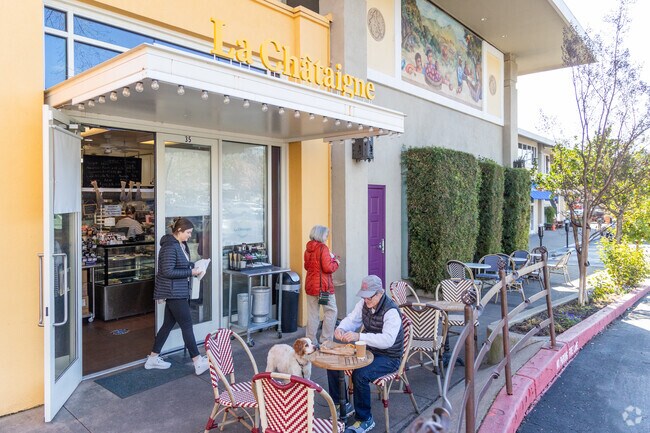 La Châtaigne is a popular spot for breakfast near Happy Valley in Lafayette.