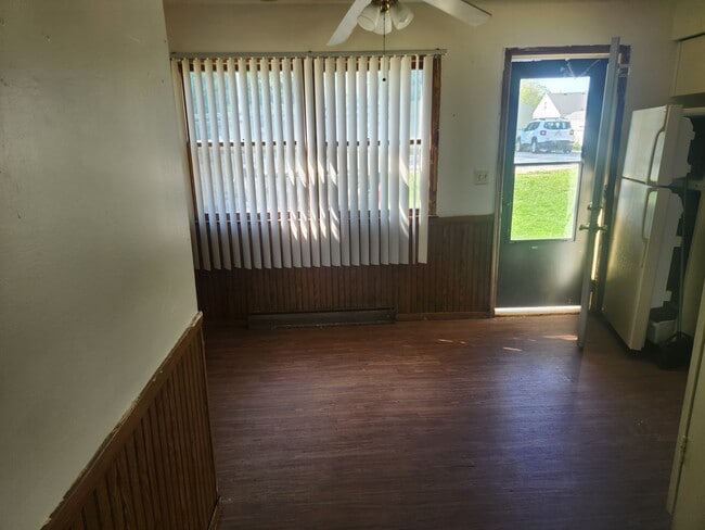 932 Blackstone Ave, Waukesha, WI 53186 - photo 2